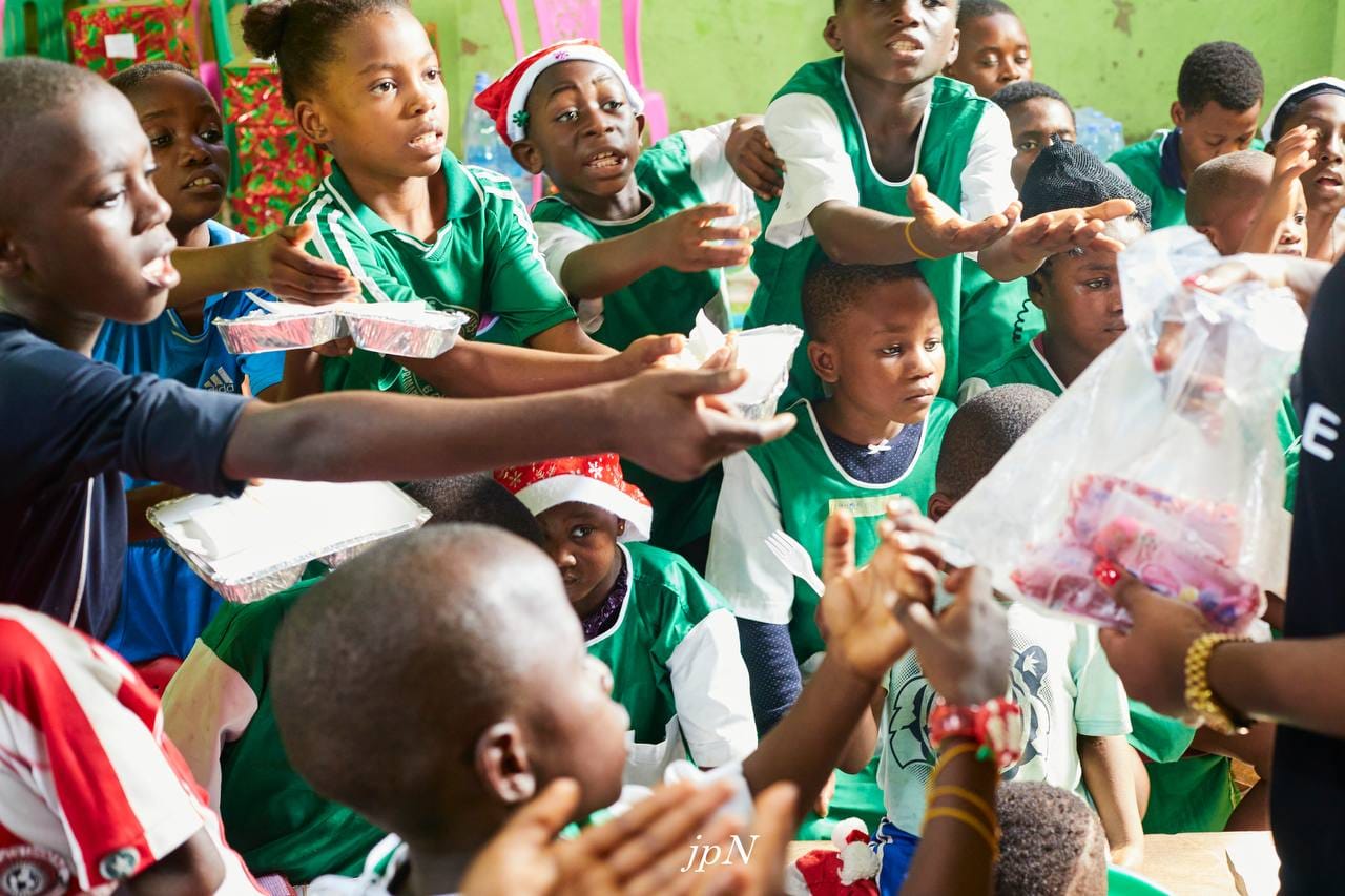 Children sharing a meal at the Divine Miséricorde orphanage